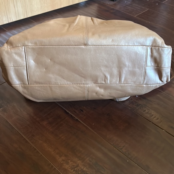 Coach Metallic leather handbag with multiple pockets and compartments - Picture 5 of 6